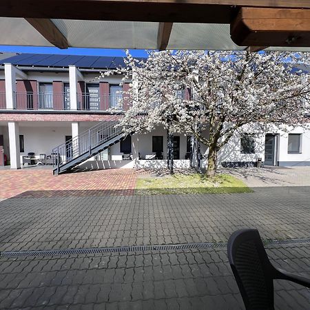 Sulyom Panzio Apartment Tiszafured Bagian luar foto