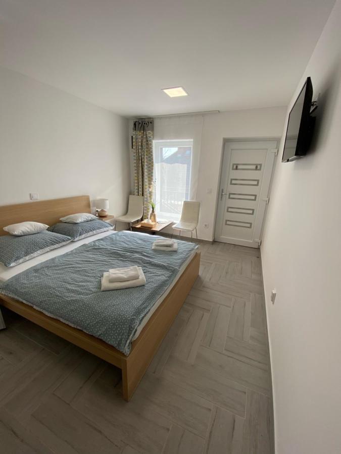 Sulyom Panzio Apartment Tiszafured Bagian luar foto