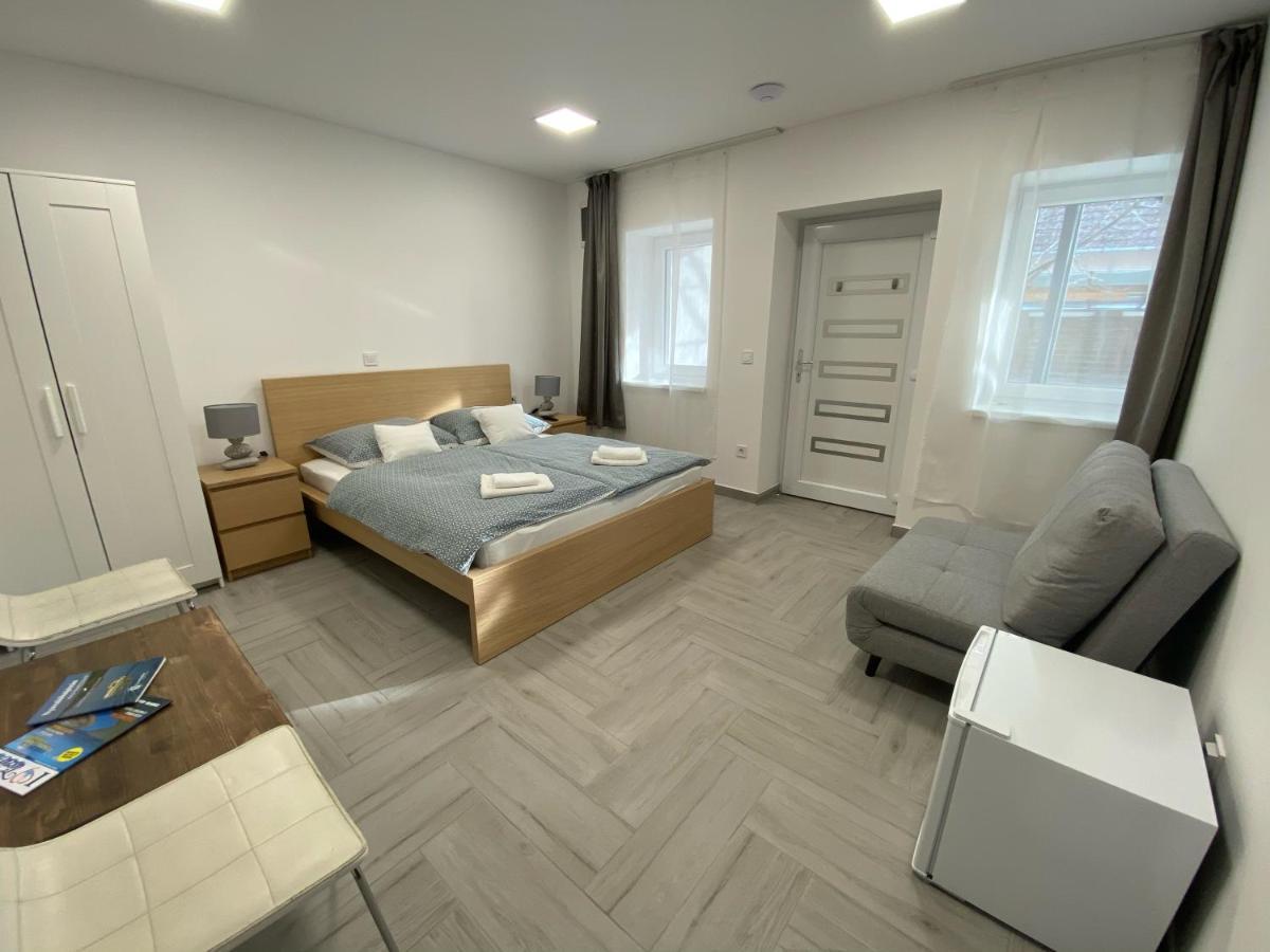 Sulyom Panzio Apartment Tiszafured Bagian luar foto