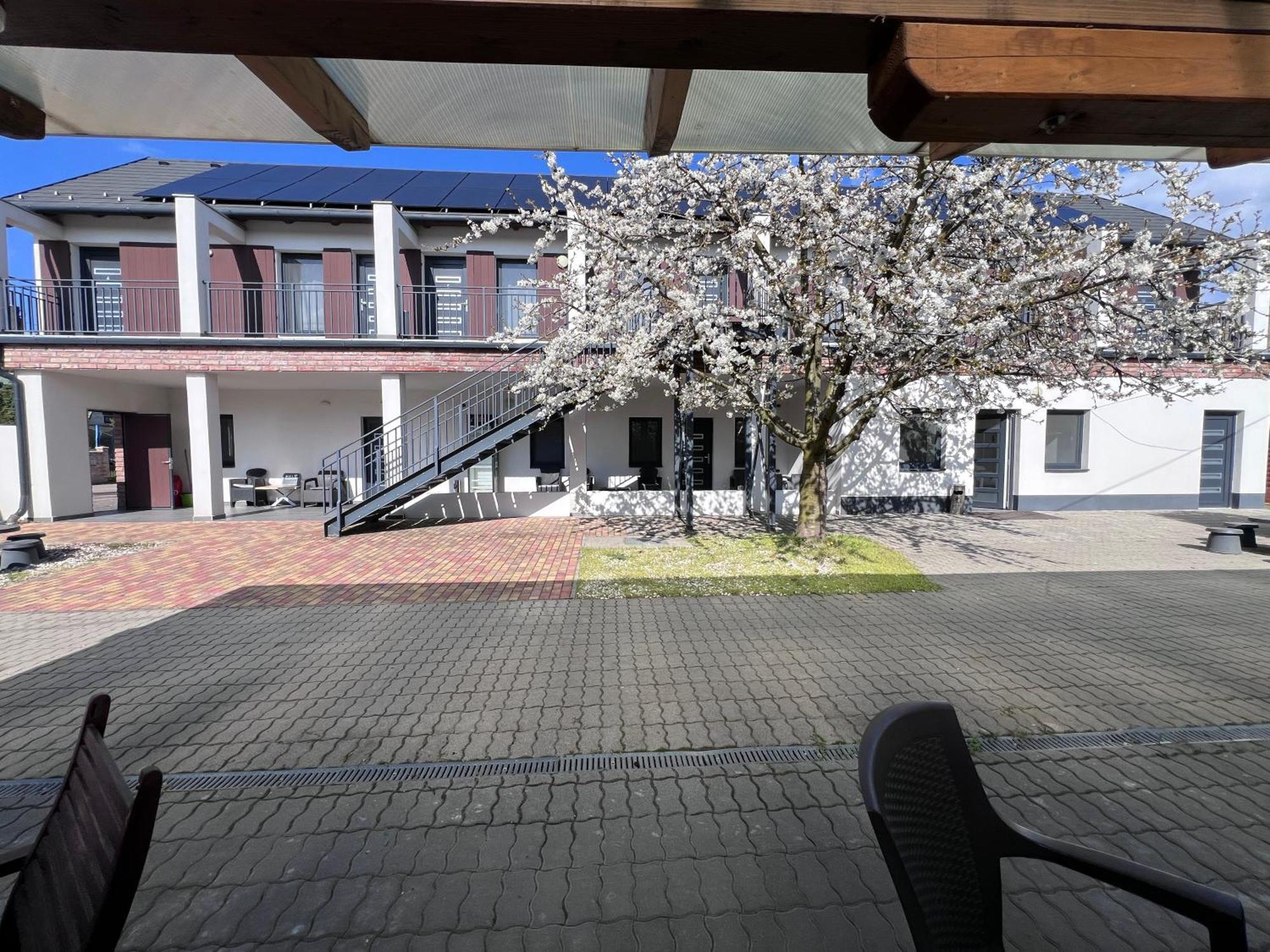 Sulyom Panzio Apartment Tiszafured Bagian luar foto
